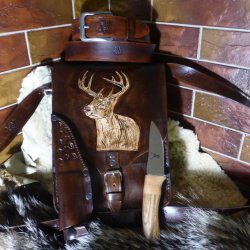 Poľovnícka taška s hĺbkovou ražbou jeleňa, odnímateľnou dýkou a opaskom , 30x22x9cm